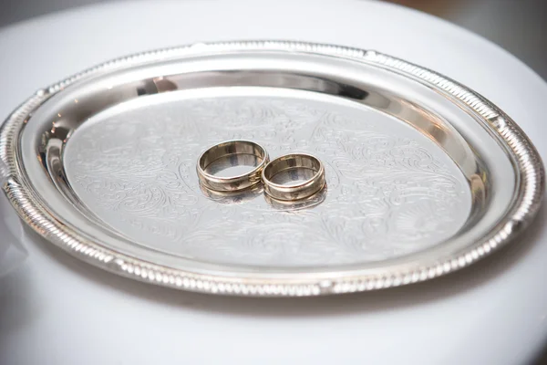 板上的两个结婚戒指。 — 图库照片
