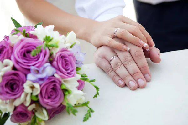 Händerna på bruden och brudgummen — Stockfoto