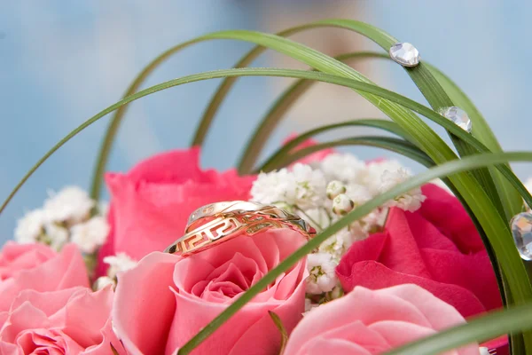 Anillos de oro y ramo de rosas — Foto de Stock