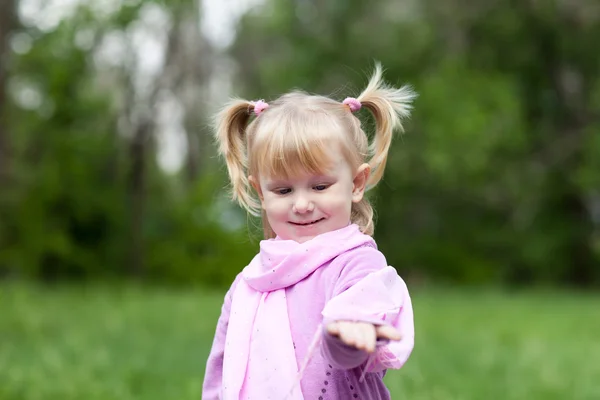 Small model looking at her hand — Stock Photo, Image