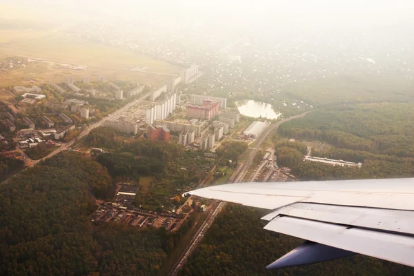 Vedere spre oraș din avion — Fotografie, imagine de stoc