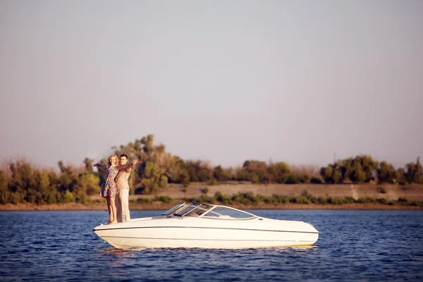 Молодая пара на лодке — стоковое фото
