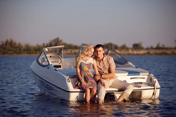 Jong koppel op de boot — Stockfoto