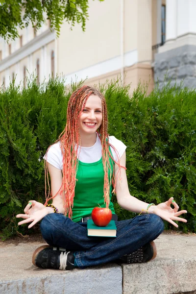 Menina meditando perto da escola — Fotografia de Stock