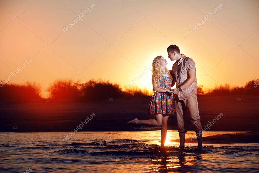 Pareja en la playa por la noche fotografía de stock © vsurkov
