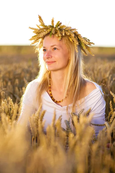 Ragazza nel campo al tramonto — Foto Stock