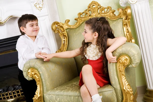 Menino e menina no quarto — Fotografia de Stock