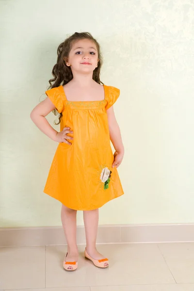 Beauty in yellow dress — Stock Photo, Image