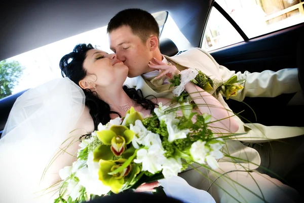 Kiss in the car — Stock Photo, Image