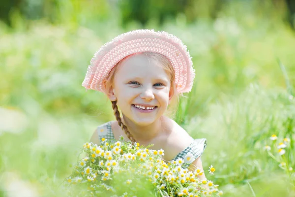 Girl with camomiles — Stock Photo, Image