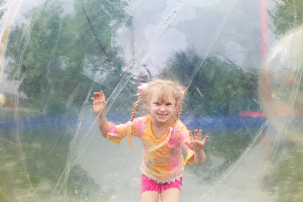 Kind in de bal in water — Stockfoto