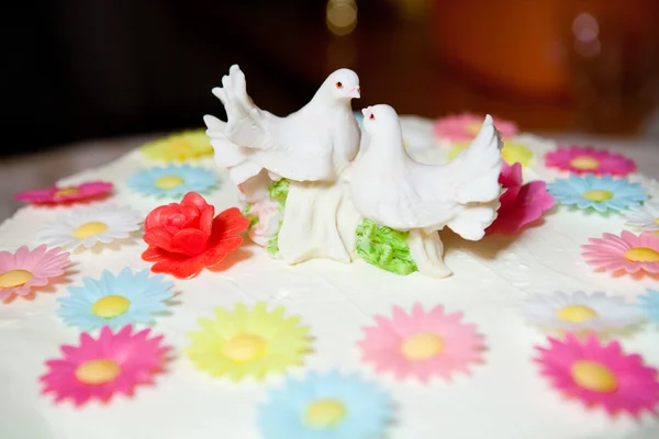 Birds on the cake — Stock Photo, Image