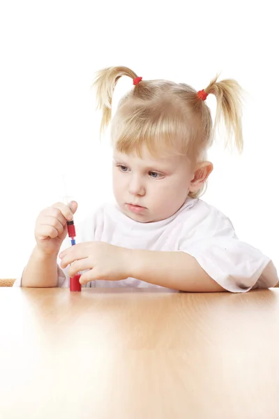 Bambino che gioca con una siringa — Foto Stock