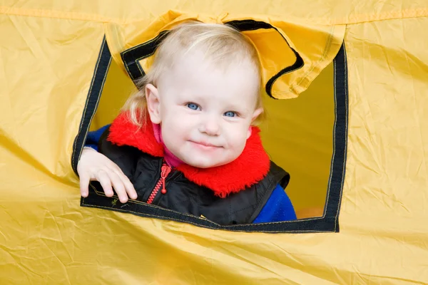 Çocuk bir çadırda — Stok fotoğraf