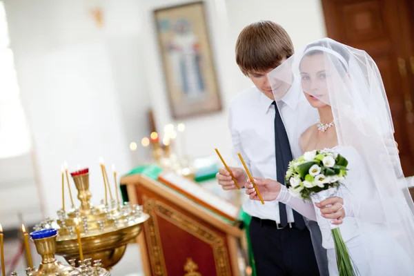 Nevěsta a ženich v kostele — Stock fotografie