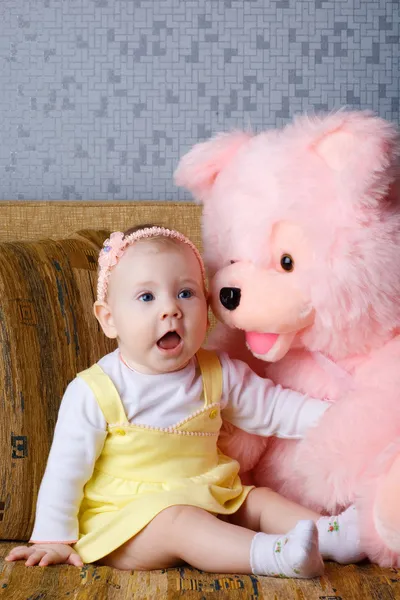 Small girl and toy bear — Stock Photo, Image