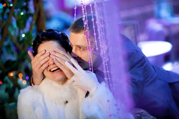 Groom closing eyes to bride — Stock Photo, Image