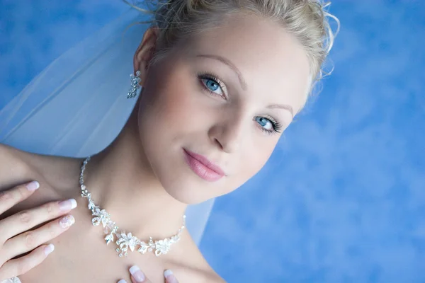 Красивая невеста с ожерельем — стоковое фото