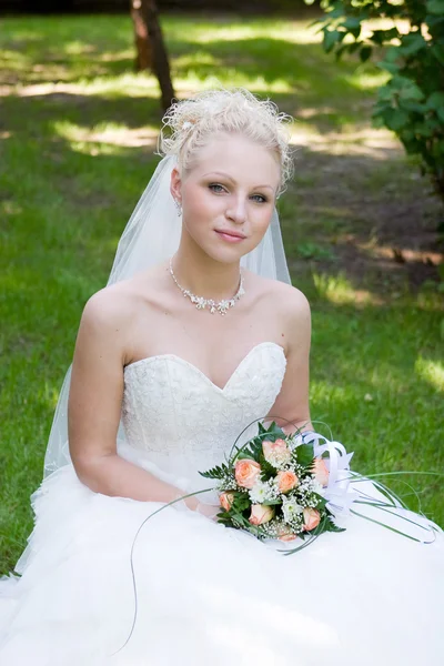Una novia con un ramo de flores — Foto de Stock