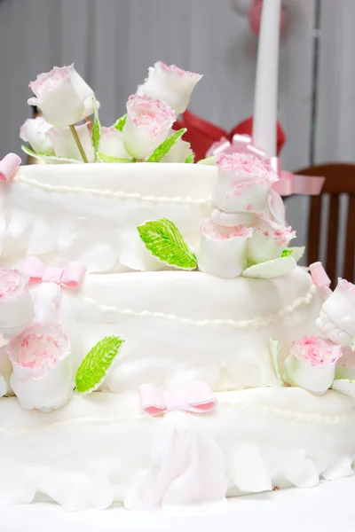 Una torta nuziale decorata — Foto Stock