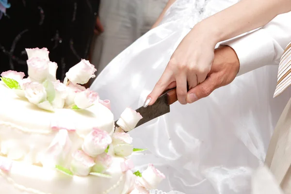 Couper un gâteau de mariage — Photo