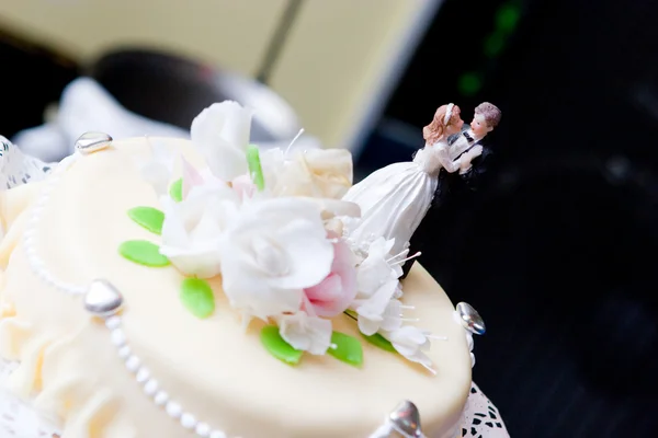 Figures of bride and groom on a wedding cake — Stock Photo, Image