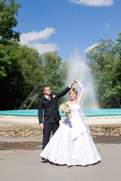 Uma dança do casal recém-casado ao ar livre — Fotografia de Stock