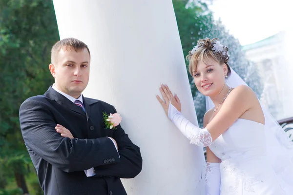 Casamento recém-casado no parque — Fotografia de Stock