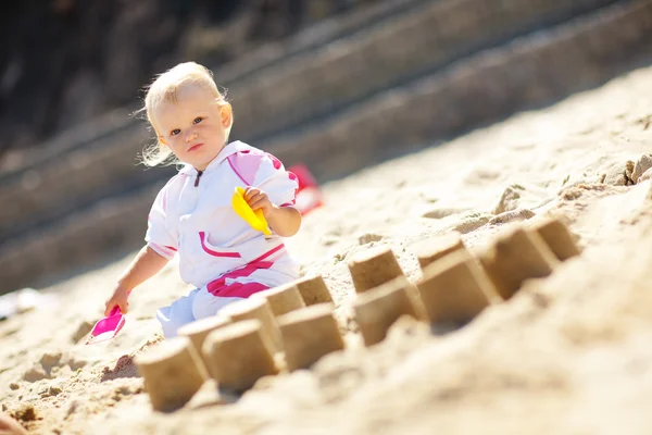 Spela på sand barnet — Stockfoto