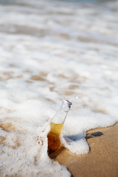 啤酒在海 — 图库照片