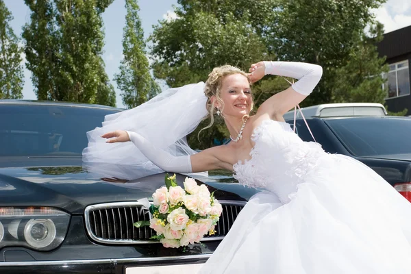 Uma noiva feliz de carro — Fotografia de Stock