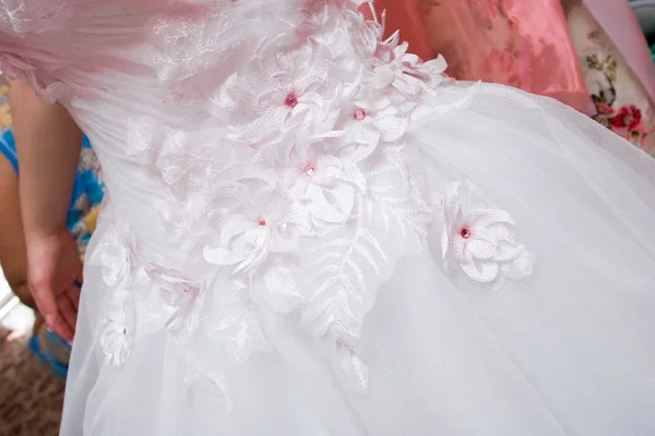 Цветы на свадебном платье — стоковое фото