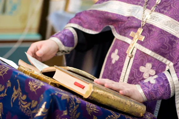 Een priester in de kerk — Stockfoto