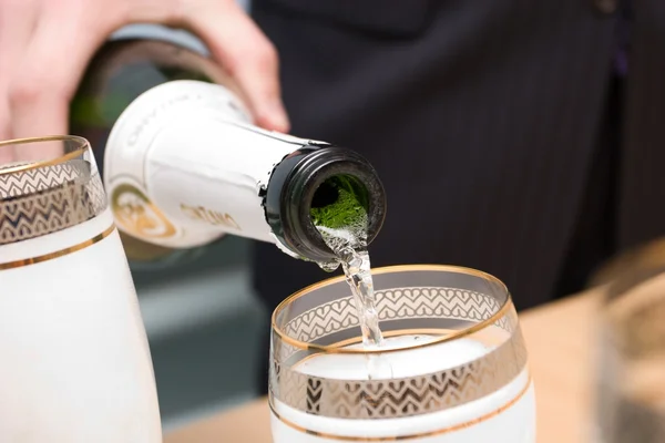 Наливание шампанского — стоковое фото