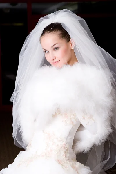 Sposa con un mantello di pelliccia — Foto Stock