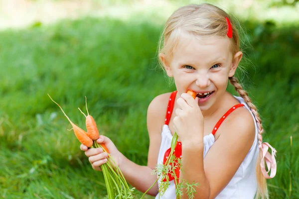 Meisje eten wortelen — Stockfoto