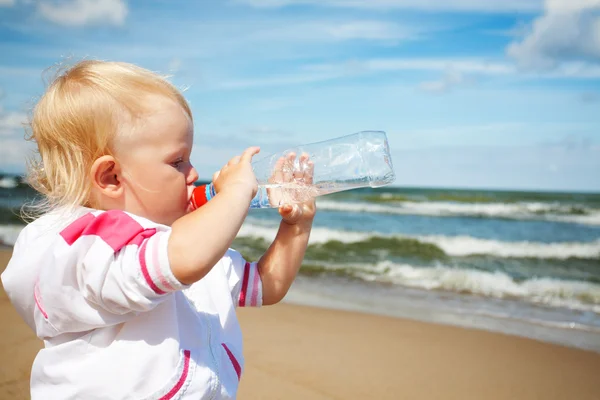 Woda pitna dla dzieci — Zdjęcie stockowe