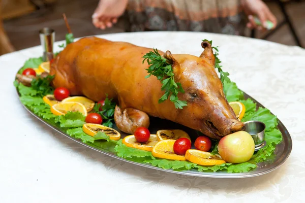 Свинина на тарелке — стоковое фото