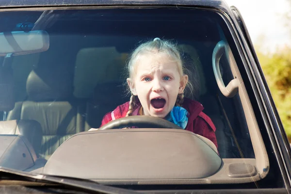 Chorando menina assustada no carro — Fotografia de Stock