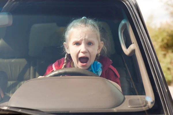 Crying scared girl in the car — Stock Photo, Image