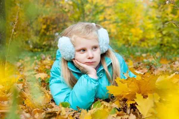 Menina no outono — Fotografia de Stock