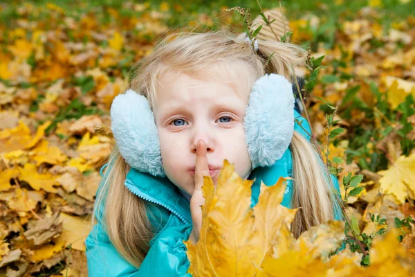 Menina mostrando silêncio — Fotografia de Stock