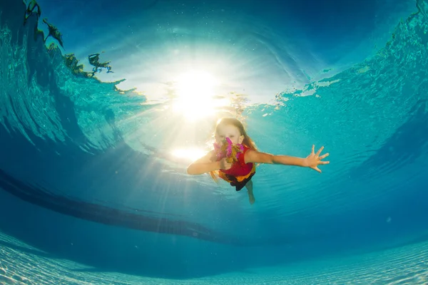 Bambina sott'acqua con fiori — Foto Stock