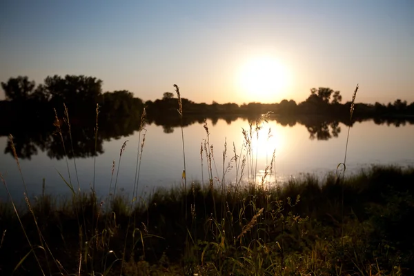 Kvällen över floden — Stockfoto