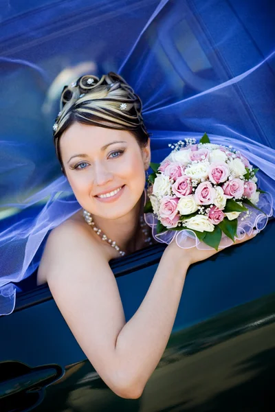 Retrato de la novia en el coche de bodas —  Fotos de Stock