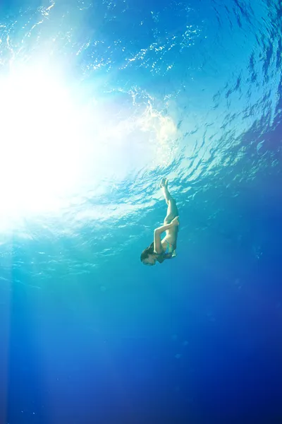 Chica buceando bajo el mar — Foto de Stock