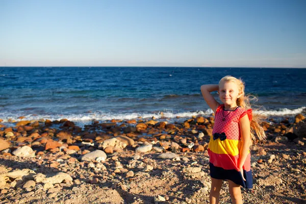 Retrato de chica en la playa — Foto de Stock