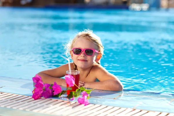 Chica beber cóctel en la piscina — Foto de Stock