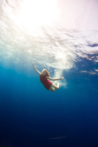 Girl diving under the sea — Stock Photo, Image