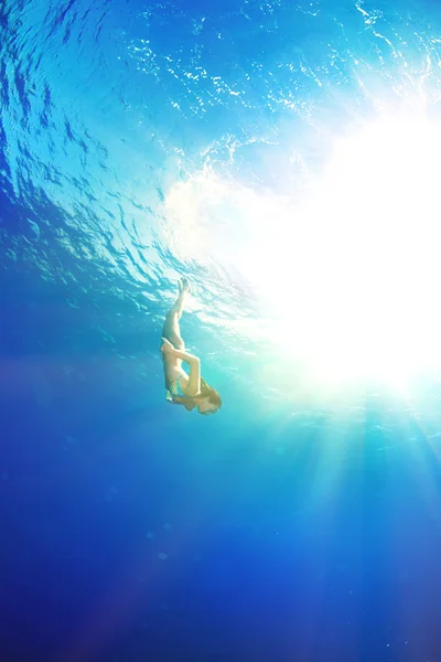 Ragazza immersioni sotto il mare — Foto Stock